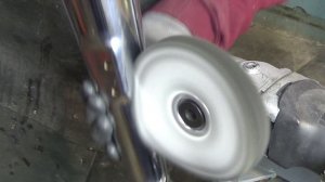 Полировка хромированных труб мотоцикла Ява