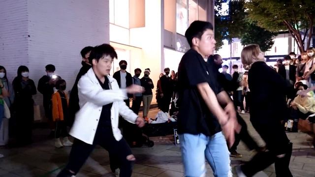 BLACK MIST. DYNAMIC CAPTIVATING PASSION BUSKING. HONGDAE STREET