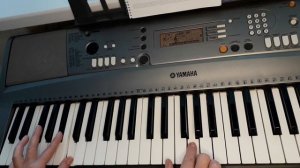 Листья жёлтые над городом кружатся. Как играть на синтезаторе.