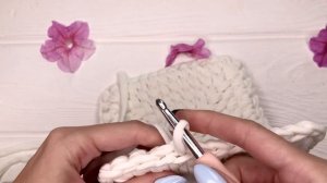 Корзинка из трикотажной пряжи узором косые галочки. Прямоугольная корзина крючком.