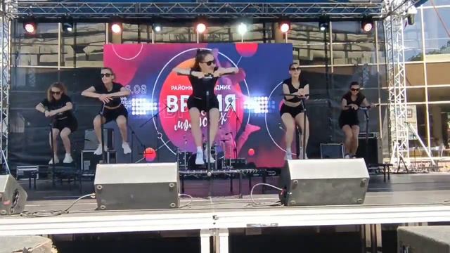 Девчонки зажгли на дне молодежи на батутах ProJumping смотреть онлайн