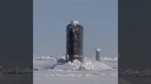 Подводная лодка всплывает из-подо льда (Арктика)
