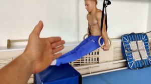 Как гимнасты учат крест на кольцах?
