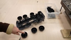 Как делают игрушки - Алиса и Медведь делают машинку на фабрике игрушек Полесье