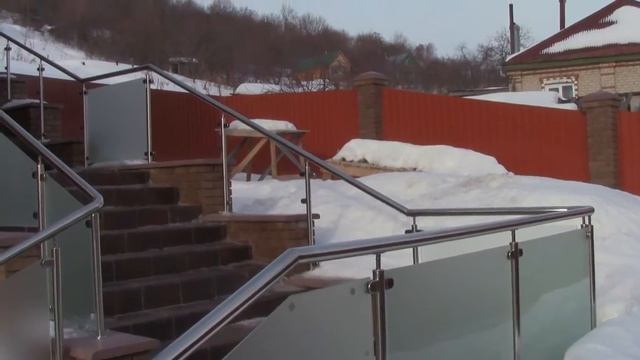 Стеклянное ограждение с использованием закаленного стекла сатинат