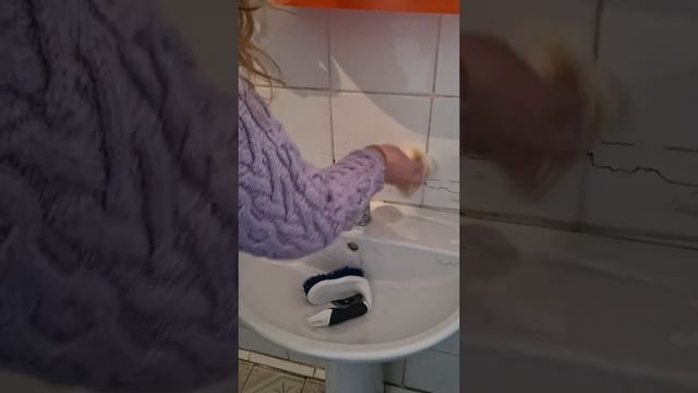 Удаление старых загрязненых пятен на умывальнике смотреть онлайн