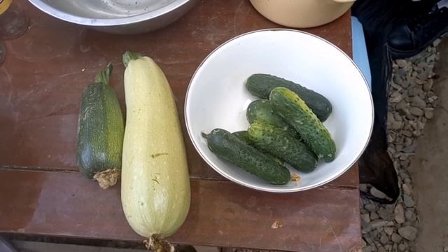 Выкладываю перегородку. Куры едят креветки с лимоном, а собаки шашлыки. смотреть онлайн