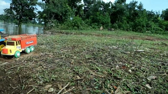 Игрушки прыгают с трамплина и возят песок смотреть онлайн