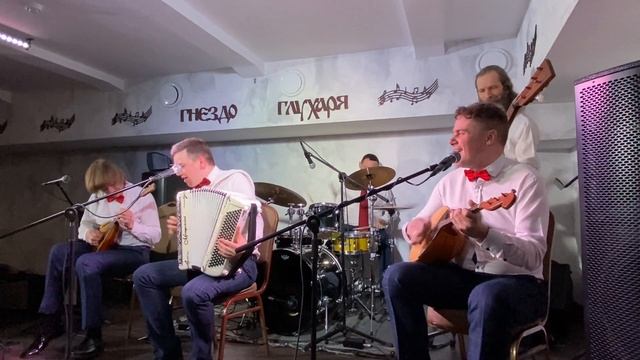 В одной песне умудрились сыграть соло на: баяне, балалайке, контрабасе, барабанах!!! смотреть онлайн