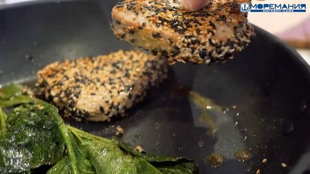 Готовим с Мореманией. Рецепт от шефа: стейки тунца со шпинатом и авокадо. смотреть онлайн