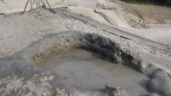 Развлечение в грязевом вулкане. Russian entertainment in mud volcano