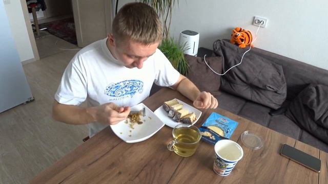 Мукбанг. Завтрак в компании Коршуна. смотреть онлайн