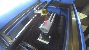 Доработка поворотного устройства роликового гравировка кружки с ручкой по кругу.Roller swivel device