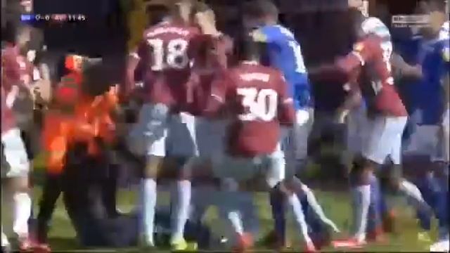 Фанат Бирмингема бьёт игрока Виллы Джека Грилиша смотреть онлайн