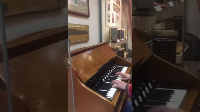 Фисгармония. Геннадий Васильев в музее русской гармоники. смотреть онлайн