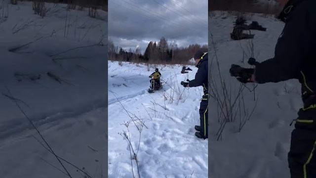 Электро снобайк глиссирует через зимний брод!