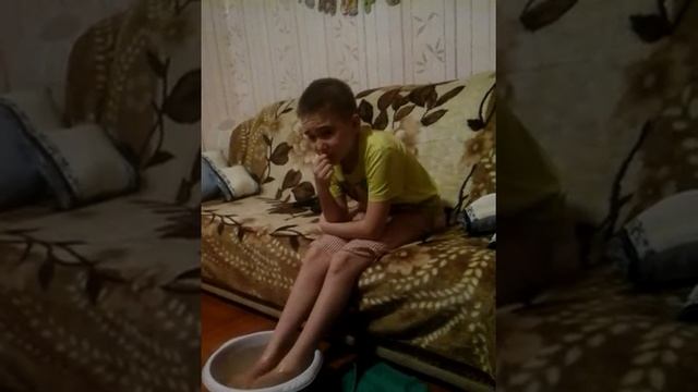 Мальчик парит ноги с горчицей смотреть онлайн