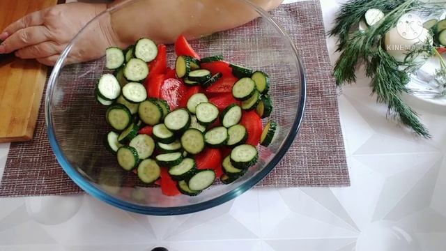 Салат из помидоров с огурцами. Лайфхак. Tomato salad with cucumbers. Life hack. смотреть онлайн