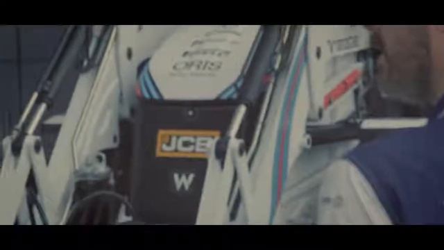 Эксклюзивный экскаватор-погрузчик JCB на юбилее Williams Martini Racing смотреть онлайн