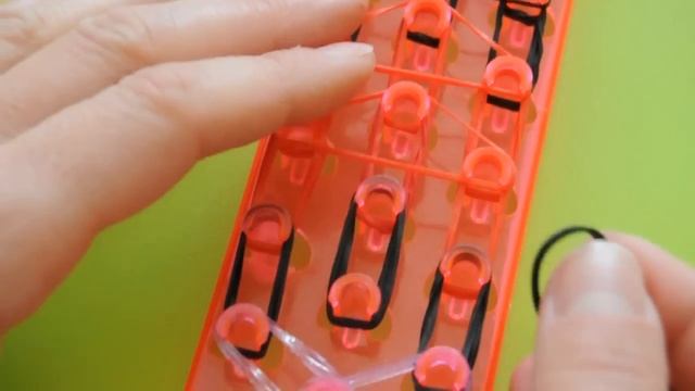 ❤Кола. Фигурки из резинок Happy Rainbow Loom. Как плести. Урок №104❤ смотреть онлайн