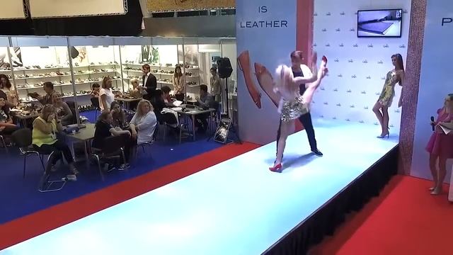 Показ коллекции Caprice "Весна-лето 2017". Часть 24. Финал. смотреть онлайн