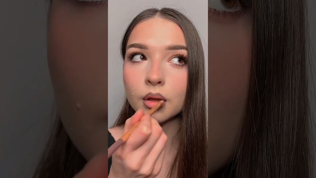 ИДЕАЛЬНЫЙ ХОЛОДНЫЙ КОРИЧНЕВЫЙ карандаш для губ✨ где его найти в TГ: yanagrott #shorts #макияж #бьют смотреть онлайн