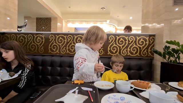 Смешная девочка Софи-Адель,залезла ногами на стол в кафе Север, пытаясь перелезть на другую сторону смотреть онлайн