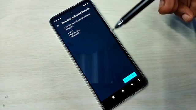 How to Fix Network and Internet Problems in Motorola Moto Edge 20 | Reset Network Settings in Moto смотреть онлайн