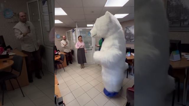 Белый 2-метровый Мишка поздравляет в офисе смотреть онлайн