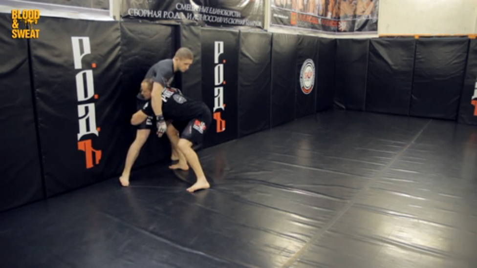 Проход в ноги сопернику, прижатому к клетке. Double leg takedown from the fence. смотреть онлайн