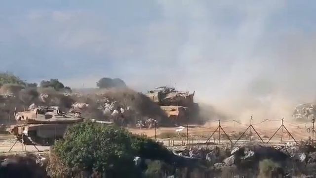 Пара израильских танков Merkava Mk4 проводит очередное патрулирование на границе с Ливаном смотреть онлайн