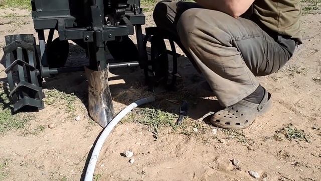 ПОСАДКА КАРТОШКИ МОТОБЛОКОМ НА РЕЗИНОВЫХ КОЛЕСАХ БЕЗ УТЯЖЕЛЕНИЯ. КАРТОФЕЛЕСАЖАЛКА СВОИМИ РУКАМИ смотреть онлайн