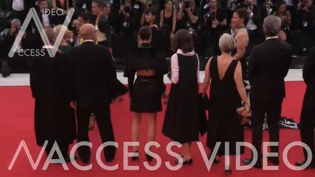 Stacy Martin, Paolo Virzi and more at Venice Film Festival Opening ceremony смотреть онлайн