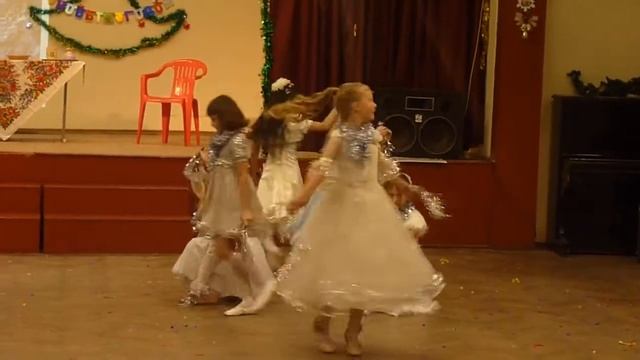 Новый год в школе Танец Снежинки смотреть онлайн