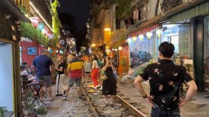 4K HDR | Hanoi Train Street Walking Tour By Night | Vietnam 2023 - Binaural Audio & Captions
