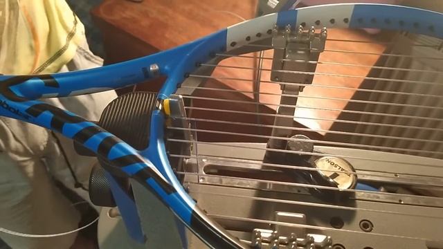 BABOLAT PURE DRIVE 16*19. Перетяжка струн на теннисной ракетке. смотреть онлайн