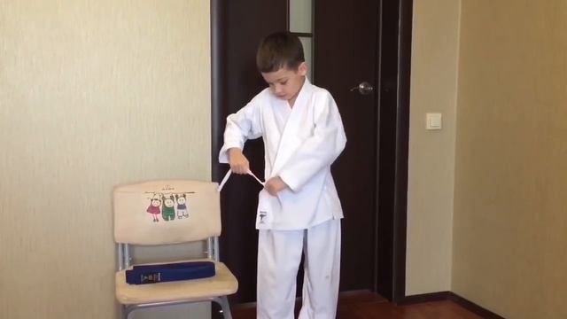 Как правильно надевать кимоно и завязывать пояс