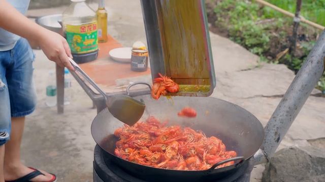 【超小厨】小厨秘制酱牛肉，配5斤凉面6斤龙虾，老妈不在猛倒油！那架势，老爽了！ смотреть онлайн