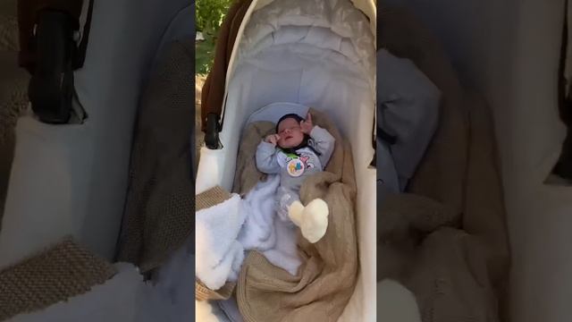 Смотрите как малой по имени Космос чувствует? Ему всего 20 дней в он уже делает распальцовки. смотреть онлайн