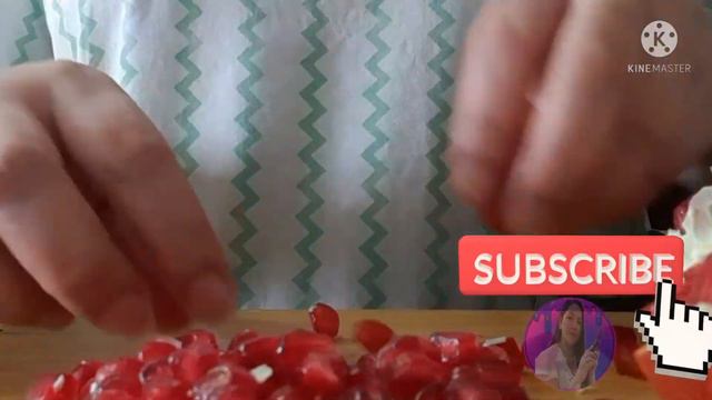 How to cut pomegranate in easy way #pomegranate/roman смотреть онлайн