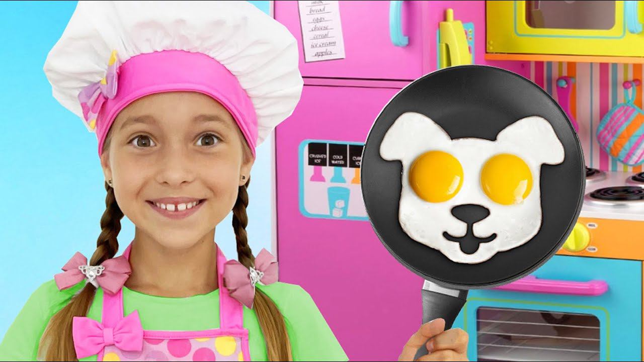 София играет в Кафе, Sofia playing in Restaurant with Kitchen Toys and Pizza Delivery смотреть онлайн