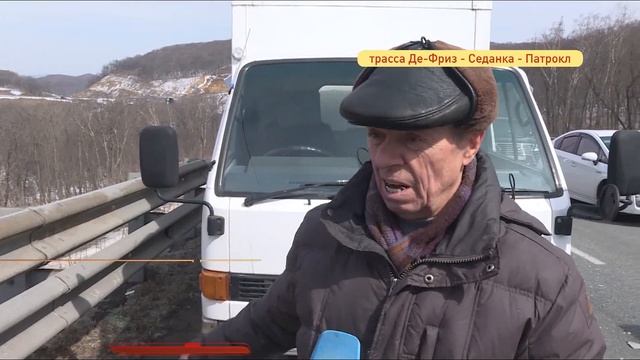 Микроавтобус на скорости влетел в заглохнувший грузовик смотреть онлайн