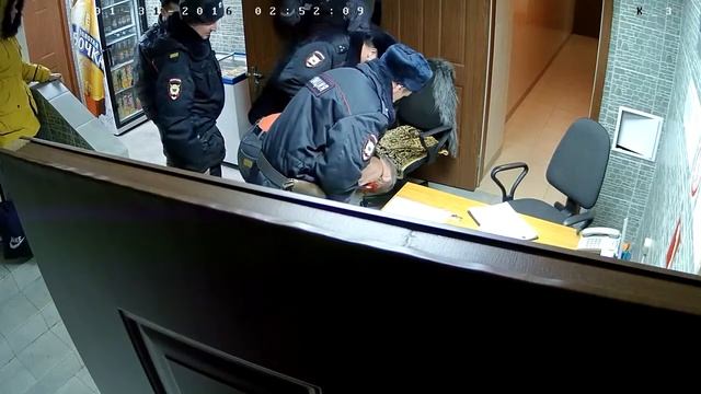 [ продолжение ] Посетитель бани сауны в Омске оказывает сопротивление сотрудникам полиции