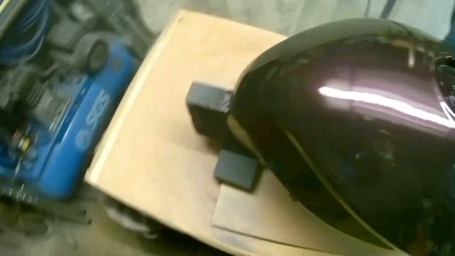 Iwata Kiwami4 & W400 Bellaria For Clearcoat & Basecoat Spraying A Motorcycle Tank