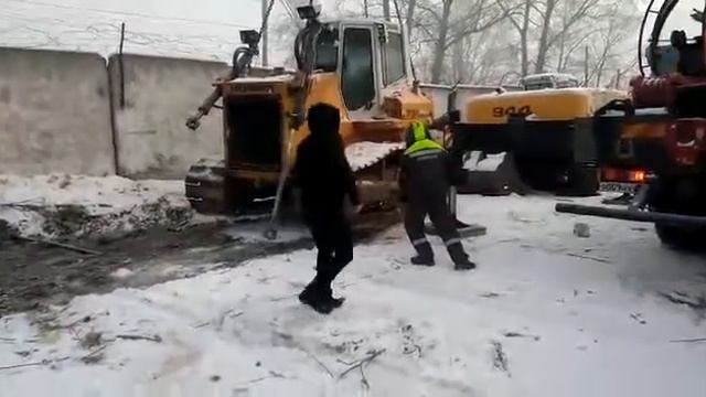 Выгрузка бульдозера весом 20 т с трала краном 40 т, видео 2 смотреть онлайн
