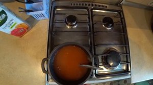 Фруктовое желе из желатина и сока с замороженными ягодами