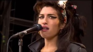 Amy Winehouse 2008-07-13-T in the park