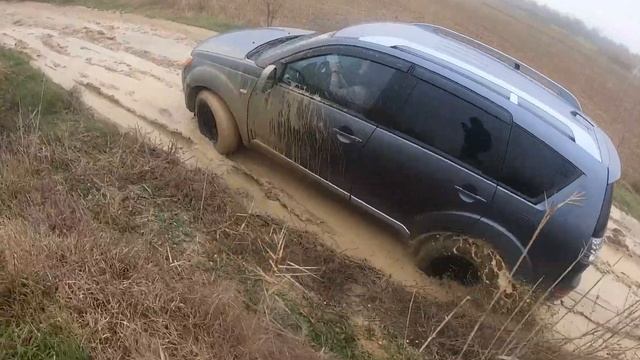 Nissan X-trail VS Mitsubishi Outlander