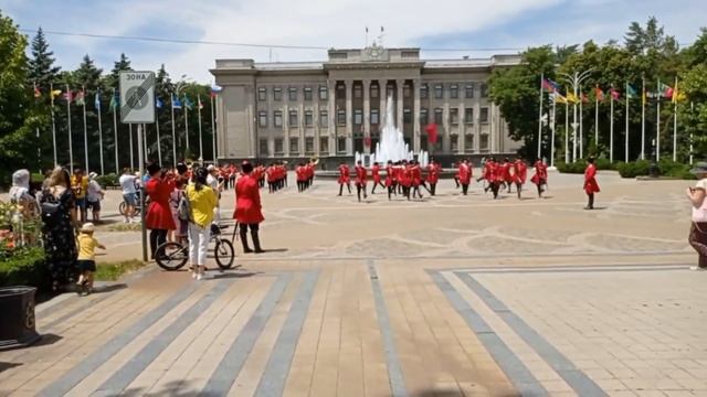 Слава матушке РОССИИ! Кубанские казаки поют и маршируют Развод казачьего караула в Краснодаре смотреть онлайн
