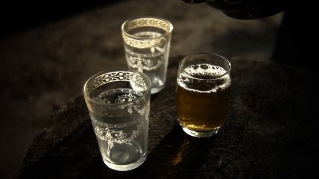Футаж - Разлив холодного чая (замедленная съемка, скачать) смотреть онлайн
